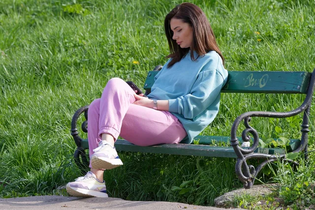 girl, bench, park, person, relaxing, smartphone, leisure, relaxation, outdoors. An attention-friendly scrolling checklist