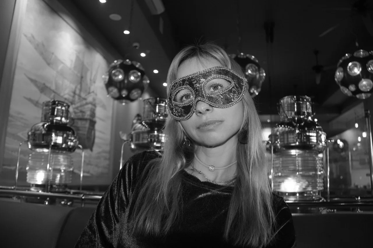 mask, venice, ball, carnival, incognita, anonymous, young woman, hidden identity. Online identity and self-presentation: a practical guide