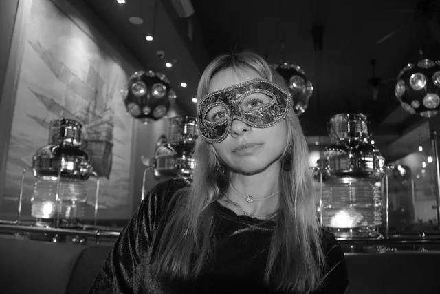 mask, venice, ball, carnival, incognita, anonymous, young woman, hidden identity. Online identity and self-presentation: a practical guide