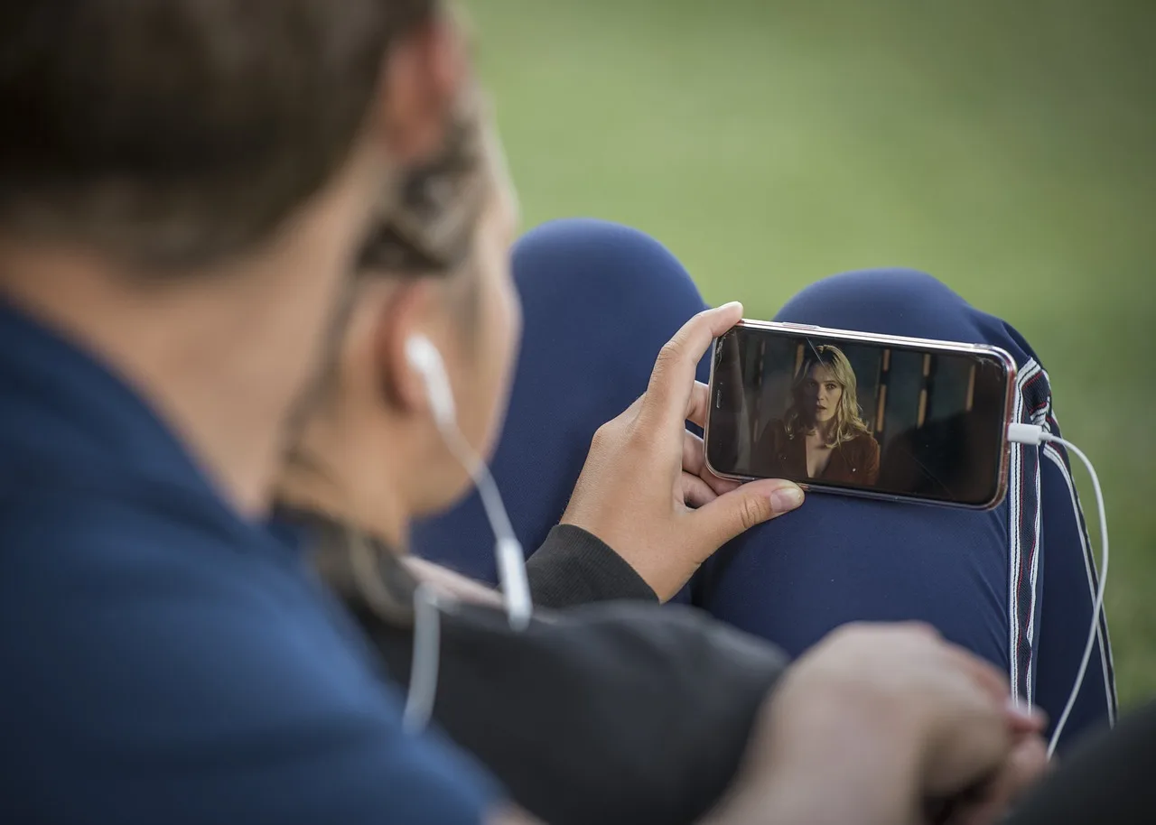 mobile phone, video, smartphone, pair, park, youtube, video film, media, internet, hand, video, video, video, video, video, youtube, youtube, youtube, youtube. Testing a platform moderation policy change against the evidence