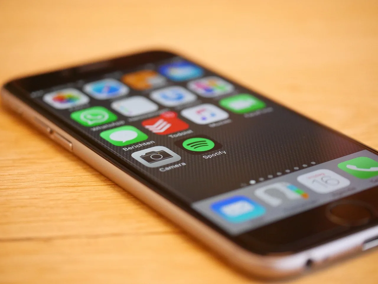 iphone6, phone, mobile, cell phone, smartphone, digital, screen, communication, cell phone, cell phone, cell phone, cell phone, cell phone. Social media feed types compared by use case
